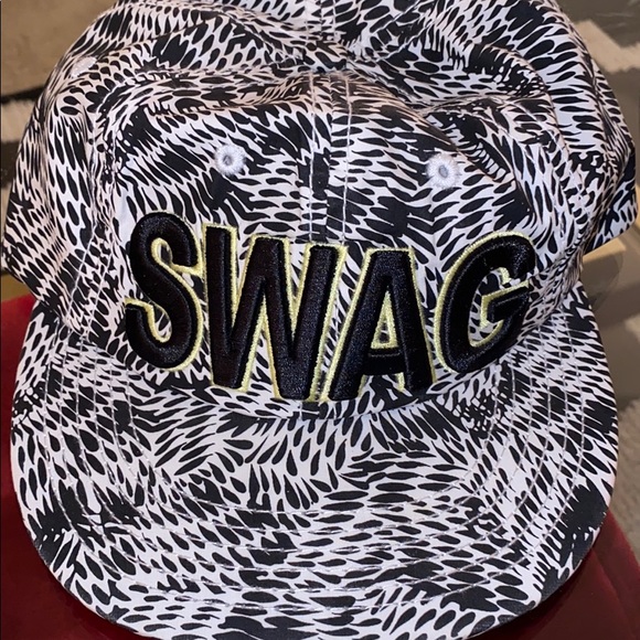 Snap back hat - Picture 1 of 3